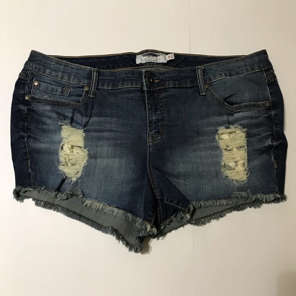 Torrid distressed with lace denim shorts NWOT